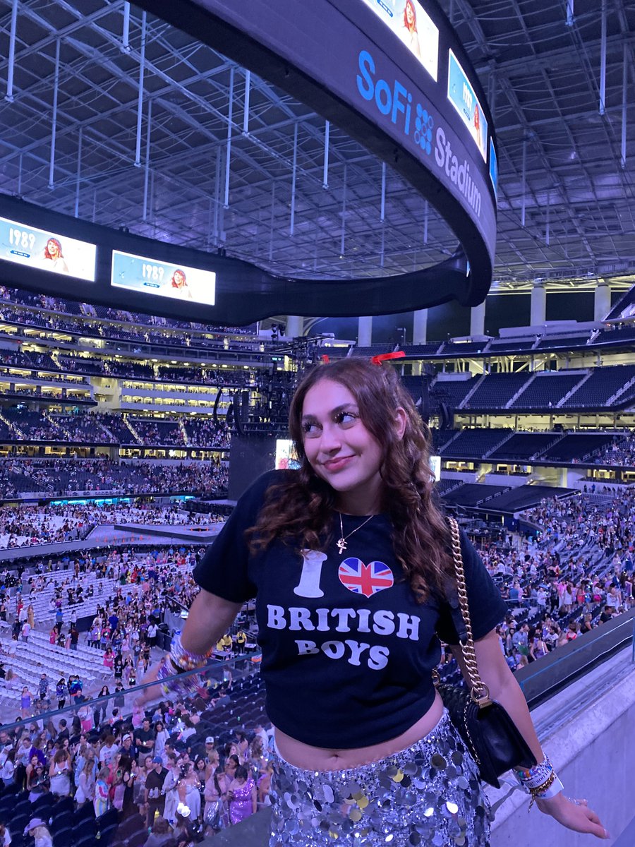 heslunars's tweet image. the best night i could have asked for 🩵⭐️

#LATStheerastour #1989TaylorsVersion