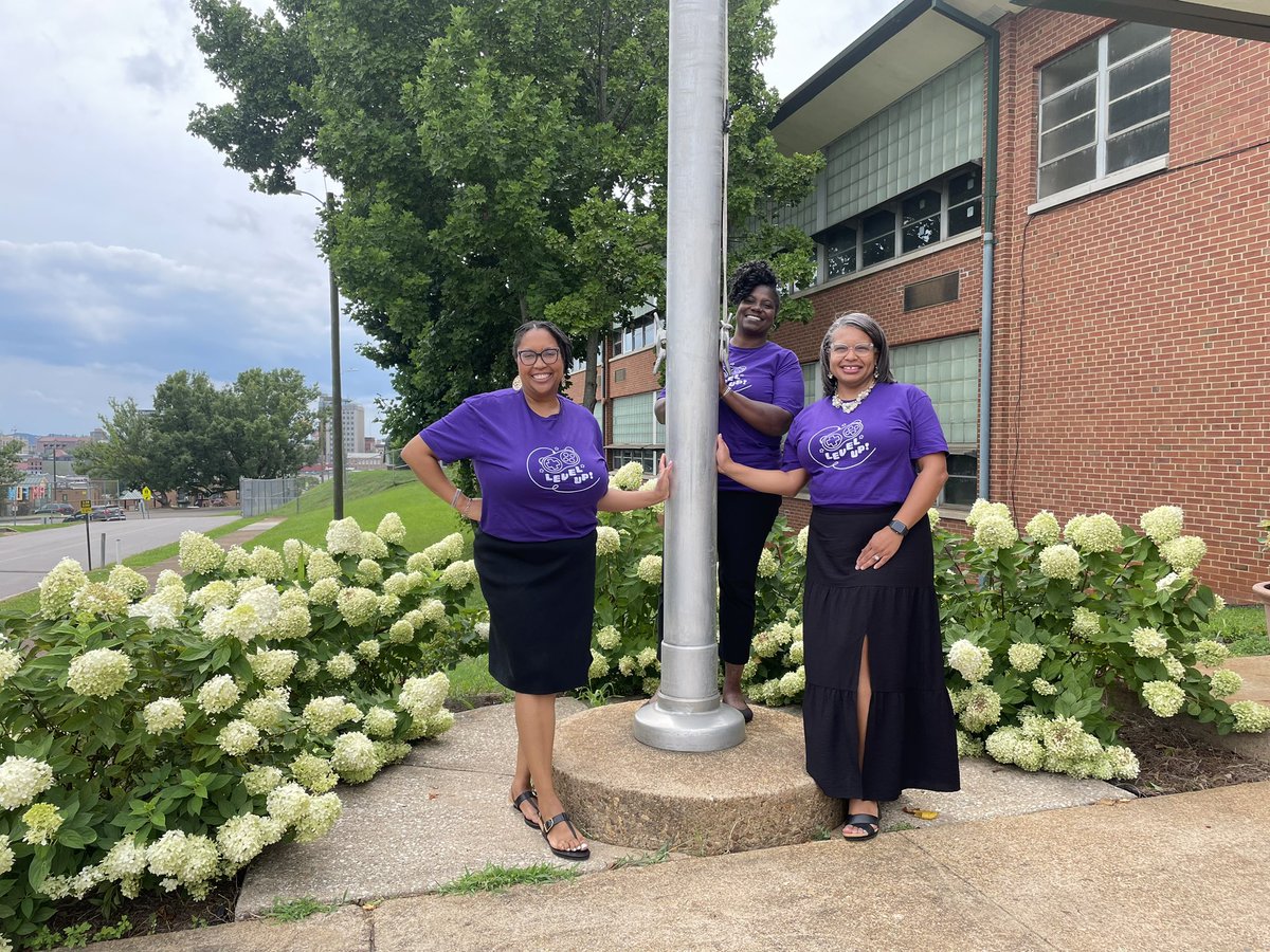 MsJHolman's tweet photo. I just love everything about this photo and the amazing women in it! @mcf3230 @MrsNealGMA 
#thesisterhood @GMASteam Ready to #LevelUp https://t.co/VJ2quzJ8Kk