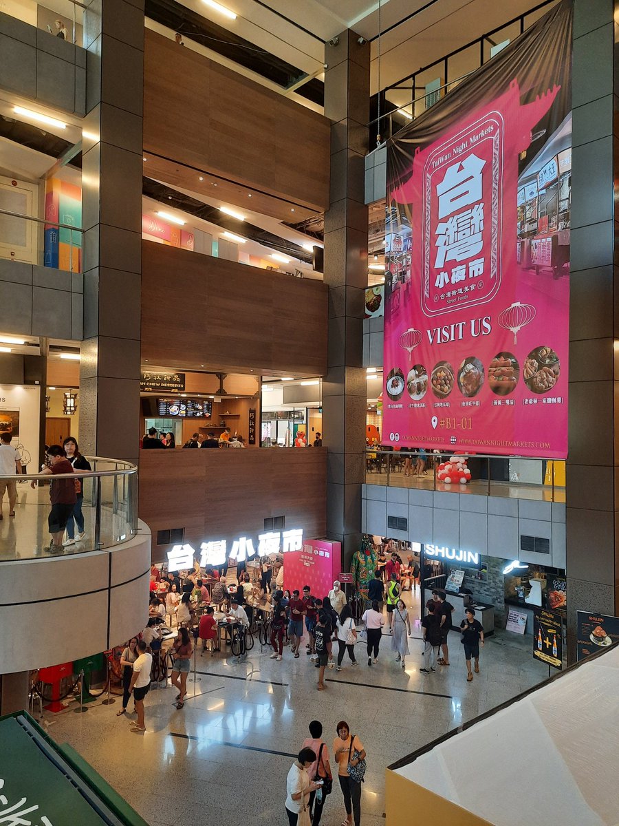 humtar0328's tweet photo. 地下のフードコート再開とマックのオープンでサマセットの Cineleisure に活気が戻っておる。 https://t.co/yD6Sj2w5G3