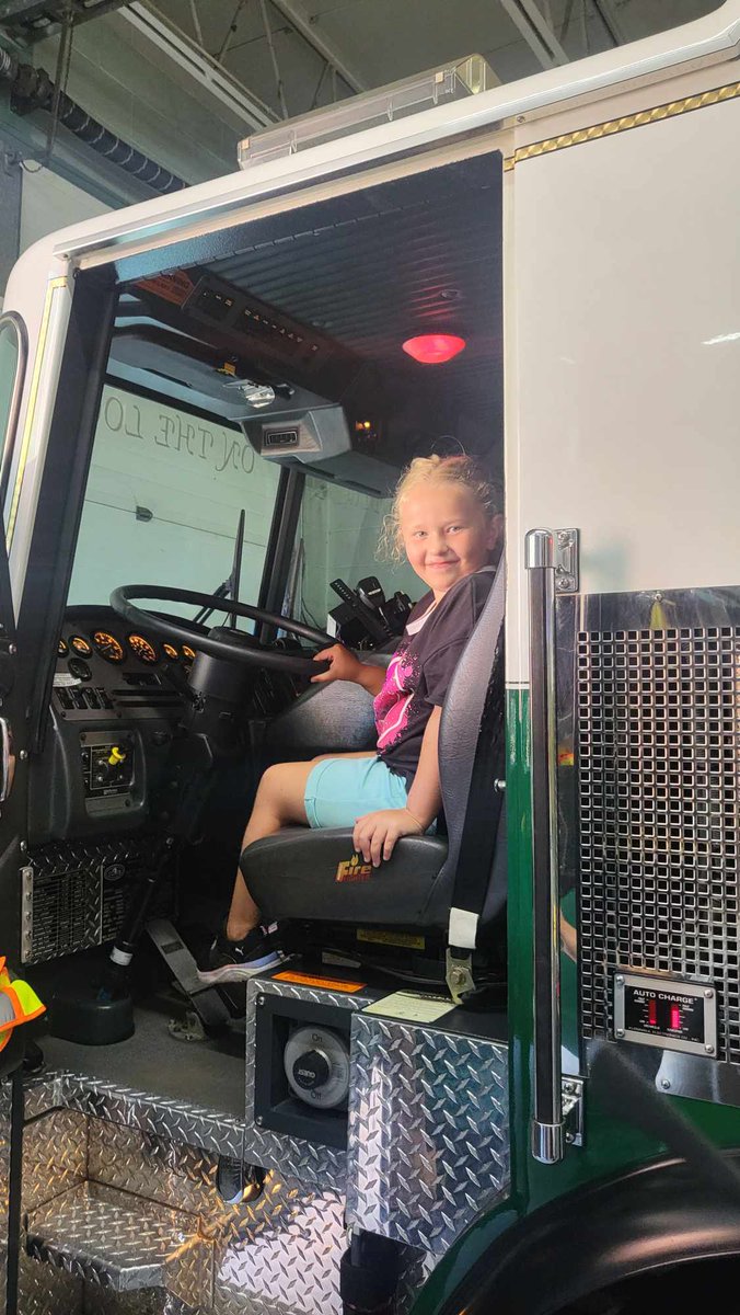 PotomacVFC2's tweet photo. Always nice to have some young visitors stop by the firehouse. Start recruiting them young! 🙂 #pfc2 https://t.co/Z0Fl7GpGzO