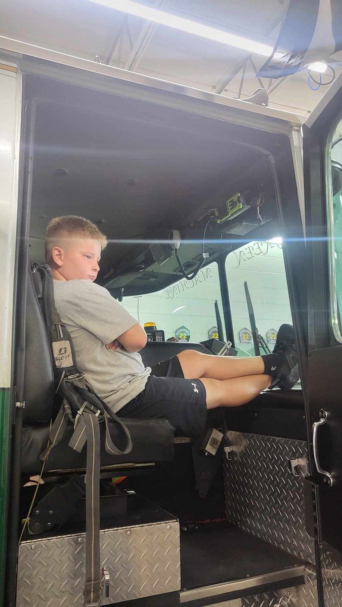 PotomacVFC2's tweet photo. Always nice to have some young visitors stop by the firehouse. Start recruiting them young! 🙂 #pfc2 https://t.co/Z0Fl7GpGzO