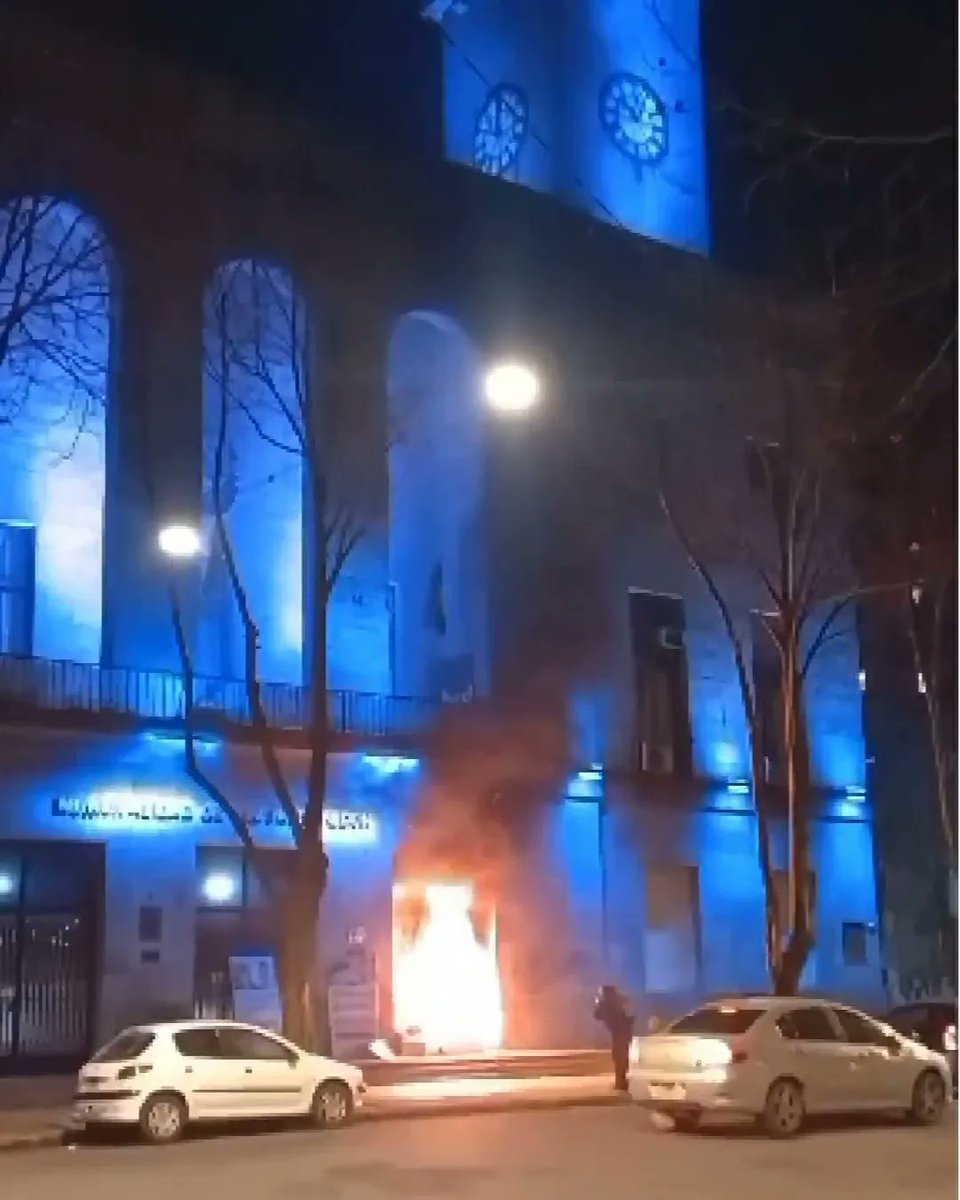 El municipio es de los vecinos de General Pueyrredon y ningún grupo ni idea puede estar sobre la integridad de los mismos. Repudiamos el accionar de este grupo violento que no representa el deseo de miles de argentinos que buscan la paz.