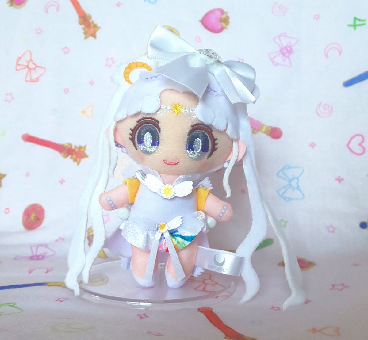 「百均のドールスタンドが素晴らしい コスモスぬい自立できたから飾れる Seria 」|あ～きのイラスト