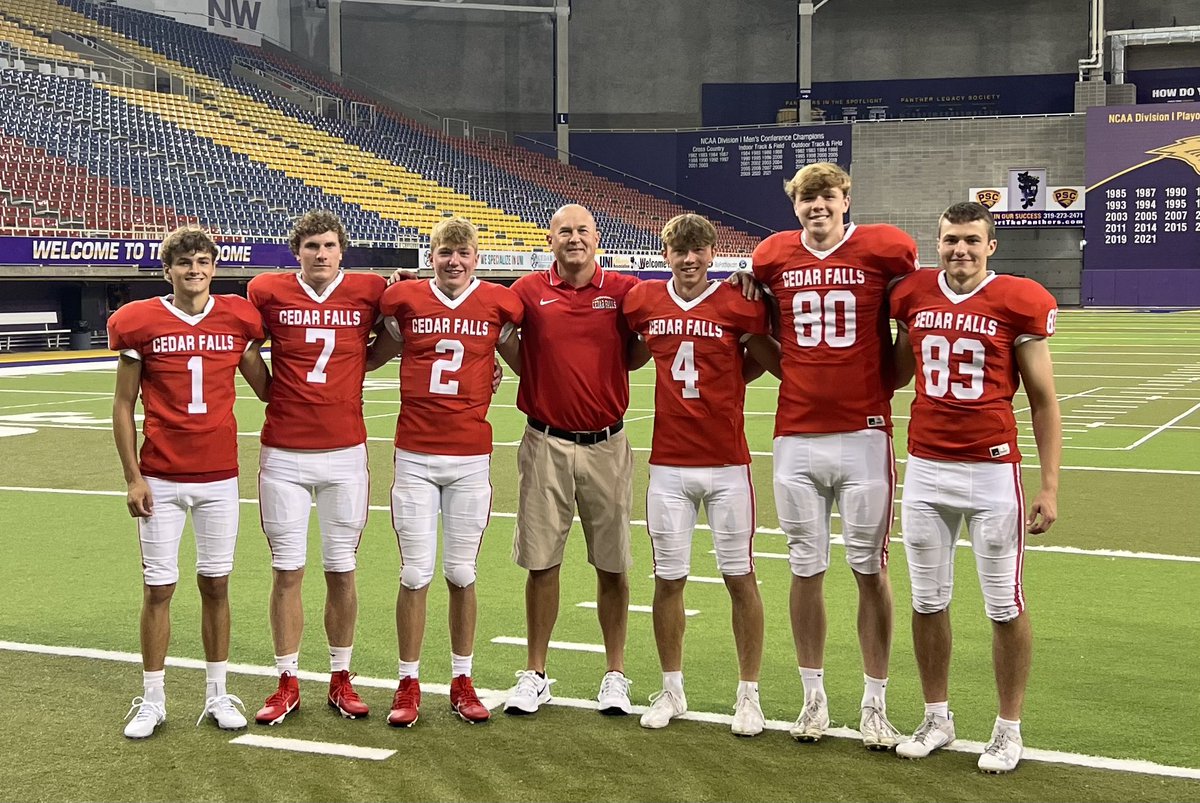 Senior group of Playmakers! Senior Receivers &amp; QB ready for great 2023 football season. Go Tigers! 🐅 🏈