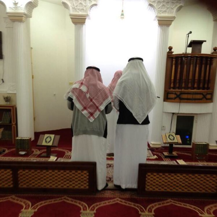 الفجر يسأل عن صفوف المصلّين
يـَ مقاطعين الفجر ليش القطاعه
.
إلى متىَ يا غافي القلب والعين
ما كنّ عندك للصلاه استطاعه
.
لو قيل لك موتك بعد يوم يومين
ما ظنّي بتغفي ولو ربع ساعه
.
بتصلّي يا مسلم أو بتنتظر لين
تموت وتصّلي عليك الجماعه !
.
ابو فهد