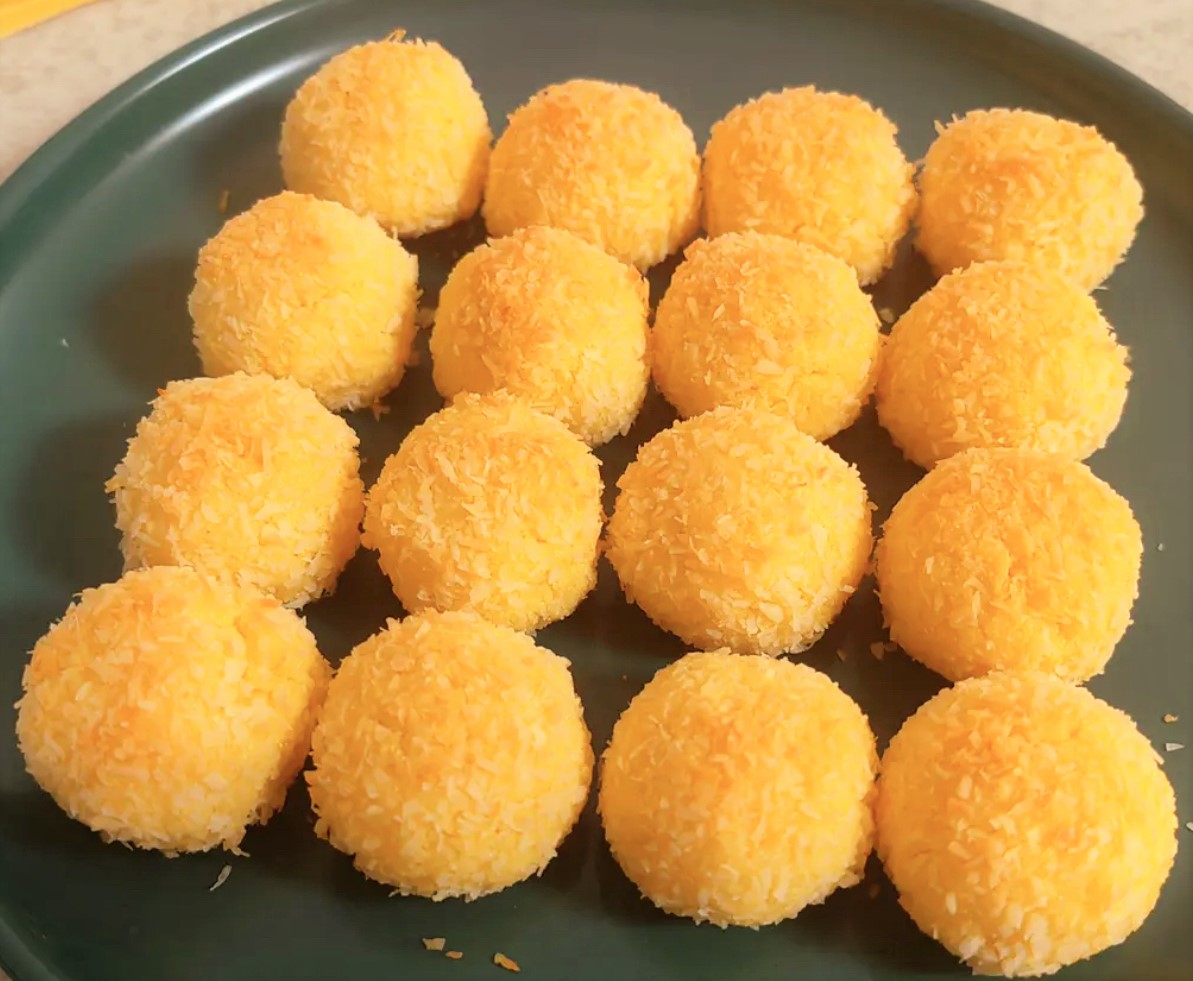 LetChinese's tweet image. The perfect coconut macaroons are soft and chewy inside and crisp and golden outside. They also keep well for days, making them the ideal weekend cookie to bake or give away. Have a good rest of your day!!! 😆😆😆#chinesefood #macaroons #Foodie #yummy