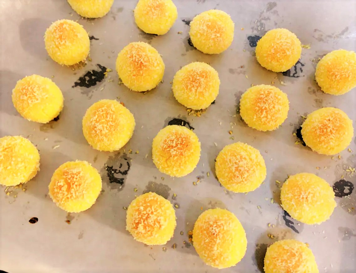LetChinese's tweet image. The perfect coconut macaroons are soft and chewy inside and crisp and golden outside. They also keep well for days, making them the ideal weekend cookie to bake or give away. Have a good rest of your day!!! 😆😆😆#chinesefood #macaroons #Foodie #yummy