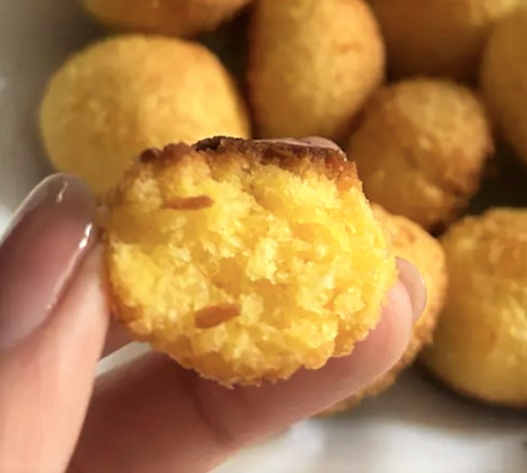 LetChinese's tweet image. The perfect coconut macaroons are soft and chewy inside and crisp and golden outside. They also keep well for days, making them the ideal weekend cookie to bake or give away. Have a good rest of your day!!! 😆😆😆#chinesefood #macaroons #Foodie #yummy