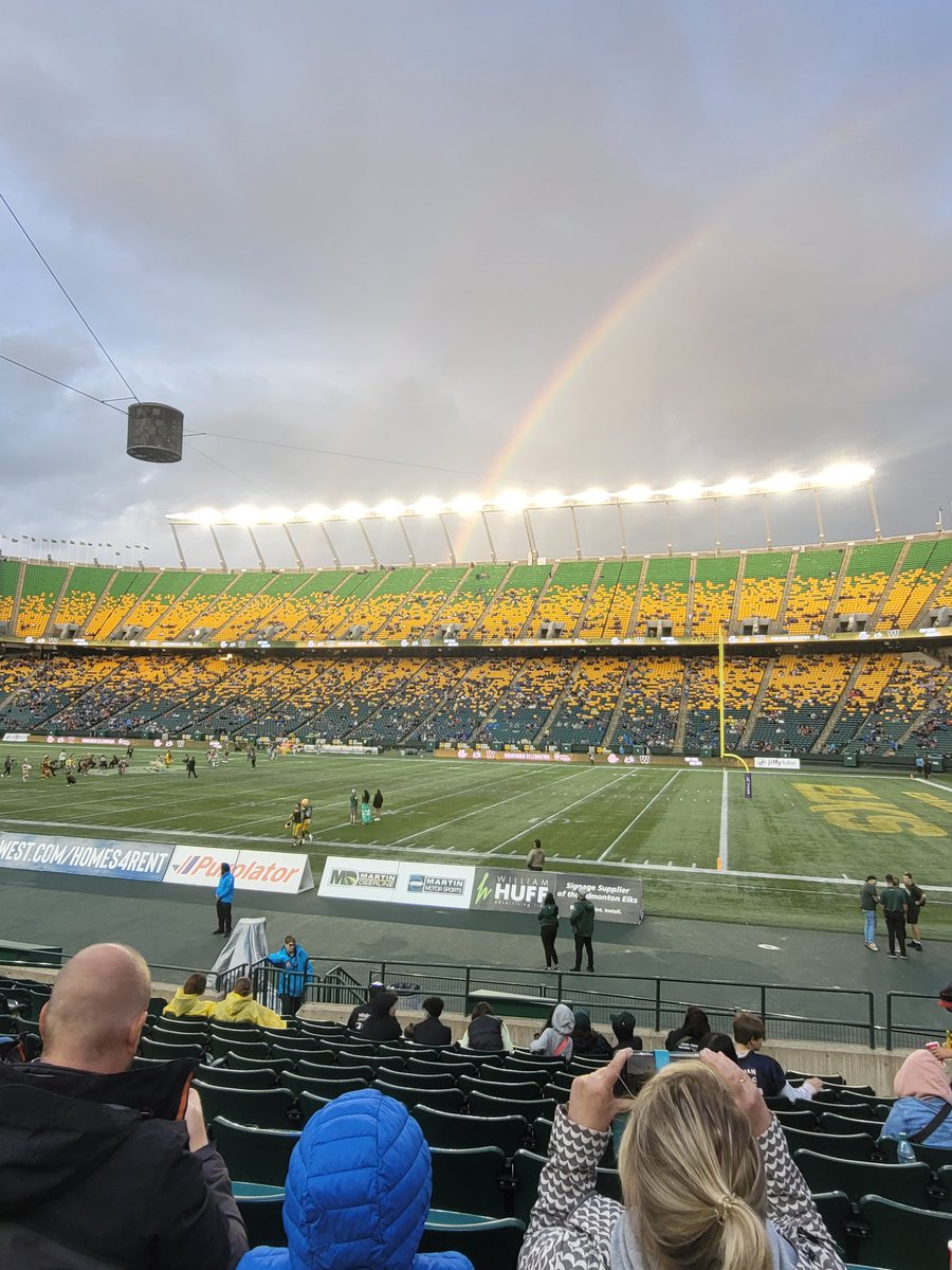 893TheRaven's tweet photo. The pow wow dancing at half time made a rainbow show up!!! #goelks #Indigenousnight #CFL #powwow https://t.co/eJgCnRcnhM