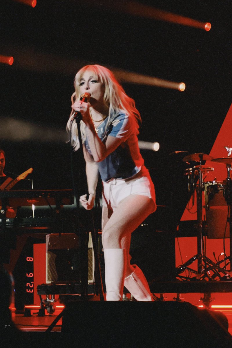 paceyjen's tweet photo. here to feed yelyah nation ๐ซก #paramoreSeattle https://t.co/5tQZ2sHtWR