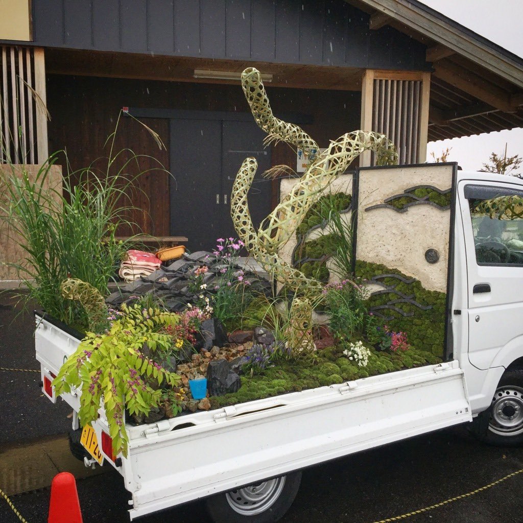 Thinkwert's tweet image. The Kei Truck Garden Contest is an annual event in Japan. Landscaping contractors from around Japan participate by arriving on site with their mini trucks and then spending several hours transforming the cargo bed into a garden. thisiscolossal.com/2018/06/japane…