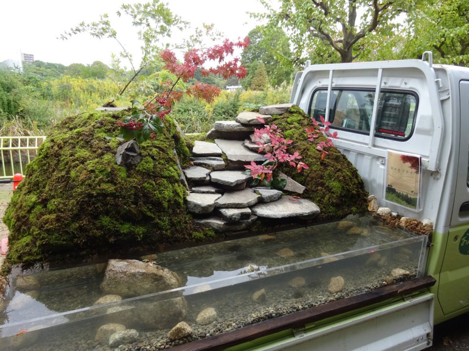 Thinkwert's tweet image. The Kei Truck Garden Contest is an annual event in Japan. Landscaping contractors from around Japan participate by arriving on site with their mini trucks and then spending several hours transforming the cargo bed into a garden. thisiscolossal.com/2018/06/japane…