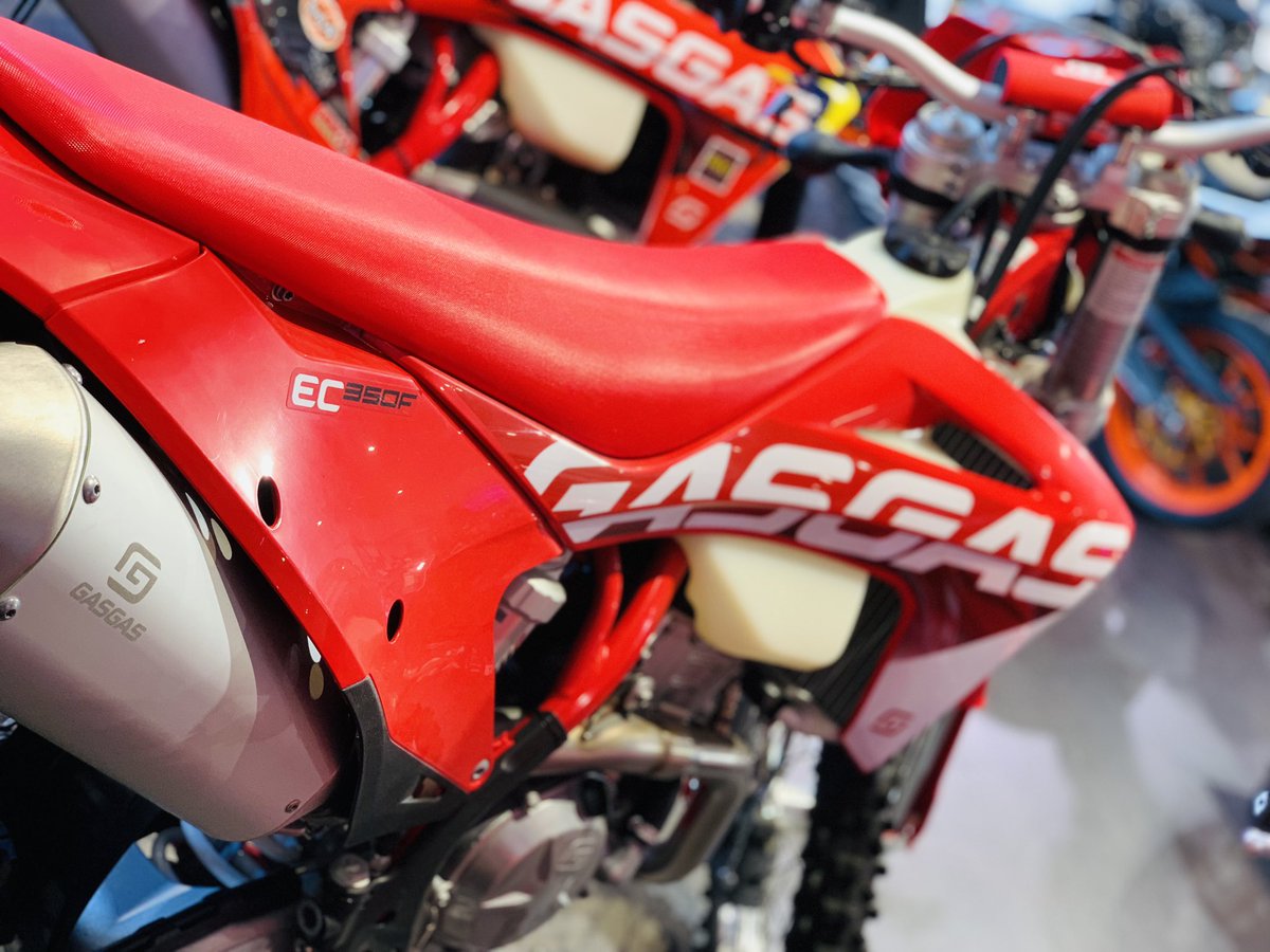 ktm_kashiwa's tweet photo. 🔥店頭現車あります!🔥
2023年モデル
GASGAS🇪🇸 EC350F
4スト!更にパワーが上がった350ccモデル😍
エンデューロもオフロードも楽しめる1台!
https://t.co/ruLTsbw5Oz
ECシリーズもキャンペーン適用可能!
・クレジット金利0%
・ロワリングキット&ローシート
#GASGAS #EC350F #エンデューロ https://t.co/Q9izwgIPi0