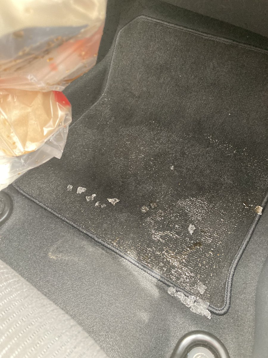 今マック買いに行って帰ってたら対向車がこっちの車線まではみ出してきて、ブレーキしたら座席からぶちまけられました😓

代車なのにどうするん😱

何しょうたんか知らんけど前見て運転せえよ😎