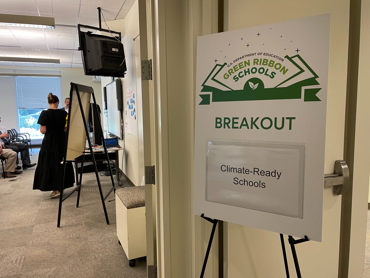Thank you to the breakout session facilitators! Ceremony attendees discussed key trends, and shared their green schools practices & strategies. @mygreenschools @CHPS @ThisisPlanetED @UndauntedK12 @GreenSchoolsNN @livingschoolyrd @FAScientists @LeadonClimate @EPA @BTSSparkUS
