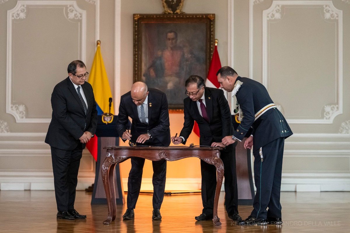 SuizaColombia's tweet photo. Presidentes de 🇨🇭 y 🇨🇴, @alain_berset  y @petrogustavo, firmaron el Acuerdo por el cual 🇨🇭 guardará una copia digital de los archivos de la Comisión de la Verdad de 🇨🇴 
#ConstrucciónDePaz https://t.co/3e8KWaucDM