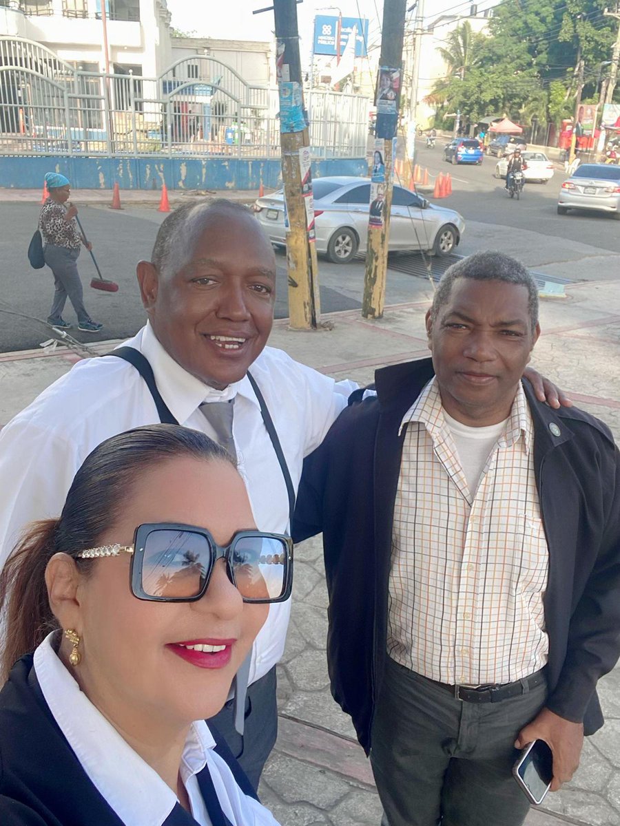 AvanzaconZapata's tweet photo. El pasado lunes, el equipo  Avanza con Zapata, recibió a los togados con brindis de café y chocolate, en la Fiscalía de Gapre y el Palacio de Justicia de la Charles de la prov. Santo Domingo, presentando propuestas e incentivando la integración en el proyecto #CARDAvanzaconZapata https://t.co/EMzypWvF0f