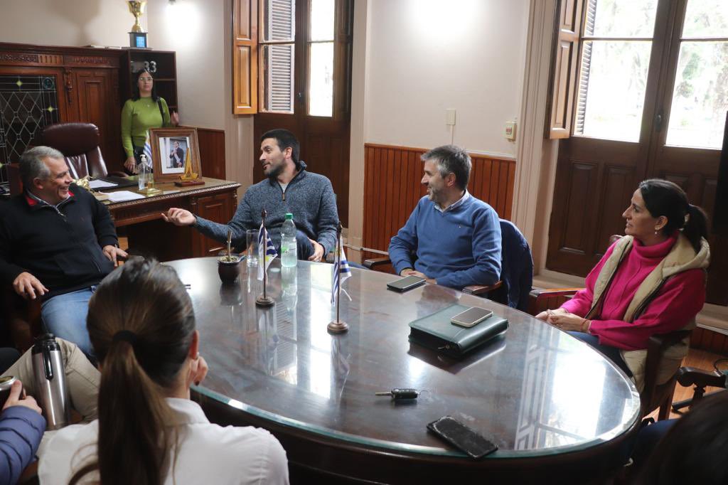 Con el equipo de <a href="/dinali_uy/">Dirección Nacional de Apoyo al Liberado</a> y la dir. deptal de <a href="/midesuy/">Ministerio de Desarrollo Social</a> TyT <a href="/MonicaP733/">Monica Pereira Sosa</a>, visitamos al intendente <a href="/MarioSilvera33/">Mario Silvera</a>. Da gusto la pasión compartida por el deporte y el convencimiento de que es herramienta vital para + salud mental. Felicitaciones por la maravilla del Polo Deportivo.