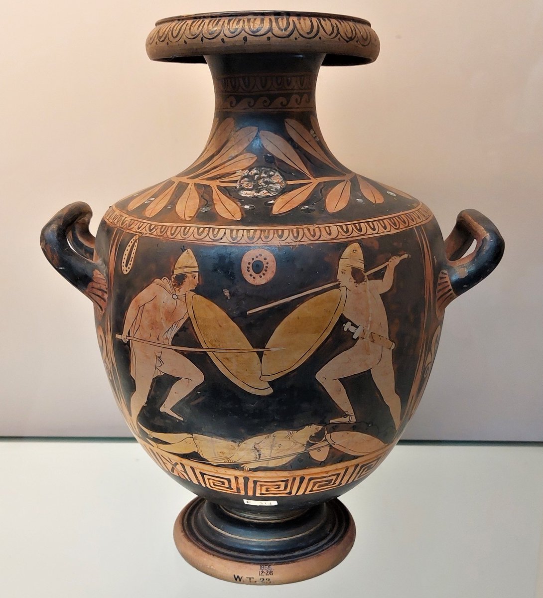 bwallower's tweet photo. #FrescoFriday meets #TerracottaTuesday
Spotted in BM last week: red-figured C4 BC water jar w 2 warriors fighting over body of 3rd from Campania...
...quite like C4 BC tomb painted in situ below ground w 2 bloody warriors, in Paestum last year.
Love it when stuff comes together. https://t.co/ZunzN4cdm7