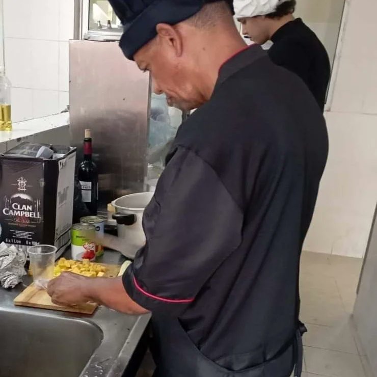 PalmaresGranma's tweet image. Ya en cocina, nuestros muchachos, dando lo mejor de sí representando a #palmaresgranma
¡Arriba equipo! 🥳
#CubaÚnica #CubaUnica
#varaderogourmet2023