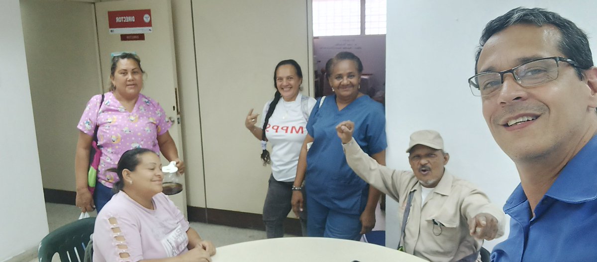 Hoy sé realizó reunión entre la Dirección del Hospital periférico de catia y Voceros del Poder Popular Asíc Flores de Catia para revisar los avances de la remodelación y adecuación de las diversas áreas del hospital

#juntosporcadalatido
@mppssalud_vzla
@redambulatoriadsdc