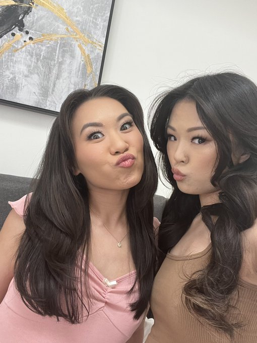 HAPPY BDAY TO THIS GORGEOUS GIRL EVERYBODY SAY HAPPY BIRTHDAY @TheKimmyKimm https://t.co/nEJnDk9JFr<a href="/tag/tb"class="tags"><span>#tb</span></a>