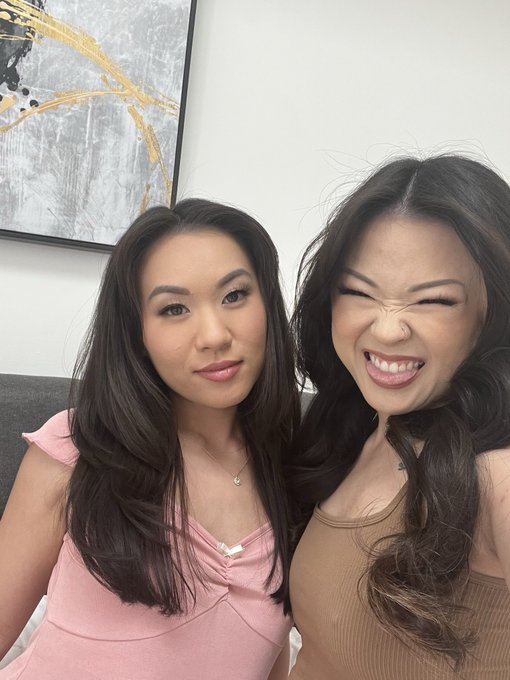 HAPPY BDAY TO THIS GORGEOUS GIRL EVERYBODY SAY HAPPY BIRTHDAY @TheKimmyKimm https://t.co/nEJnDk9JFr<a href="/tag/tb"class="tags"><span>#tb</span></a>