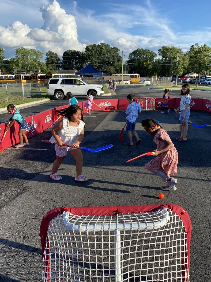 LDMcDade's tweet photo. It’s back to school time. We are kicking off the school year with our annual @PWCSNews Summer Back to School Community Event. Thank you @DrBoynton for hosting @UnityBraxton. Having lots of fun with our families and staff. School starts August 21st. 📚✏️🍎 https://t.co/gF6pgQzVax