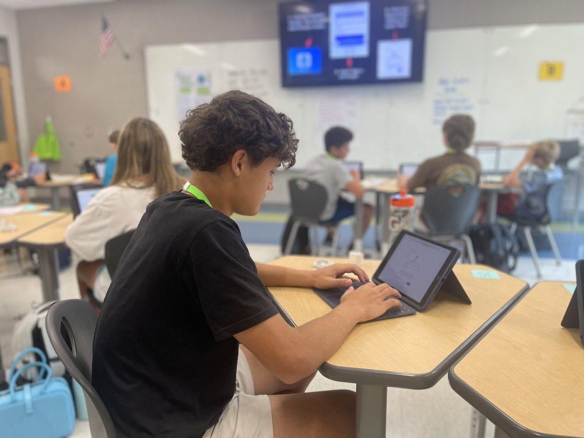 LakesideMS_Lex1's tweet photo. Thanks to the hard work of many different groups of people, both in our building and across the district, the iPad rollout at Lakeside today was a huge success. https://t.co/hTm3J9SK1M