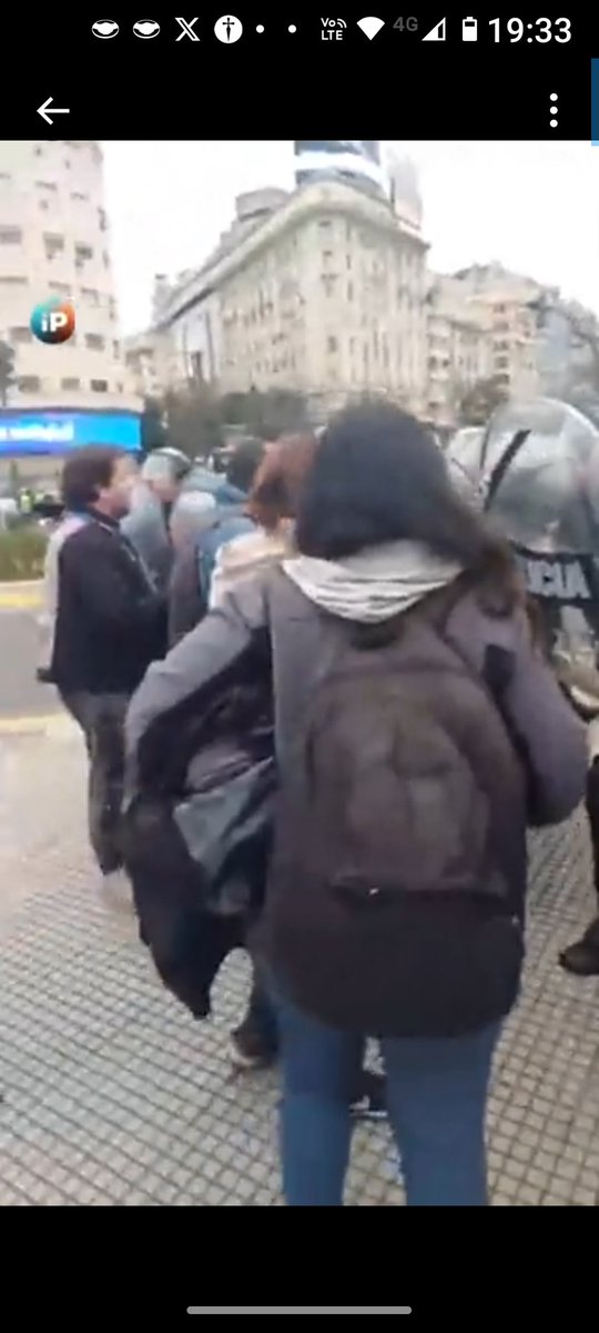wilva72's tweet photo. Acá está Facundo Molares vivo, sin agredir a nadie, ni cortando la calle, ni tirando piedras.
Después aparece en el piso, asfixiado por la policía asesina de Rodríguez Larreta. https://t.co/tJtBQSvqDz