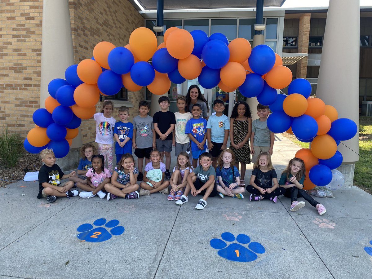 misslewisgrade1's tweet photo. New year, new school, new traditions! #hillsidepride @Westside66 @hillside_tigers https://t.co/54CepRiiOm
