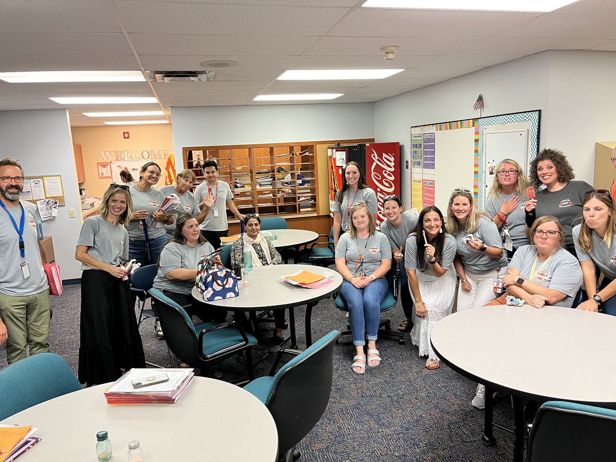 misslewisgrade1's tweet photo. New year, new school, new traditions! #hillsidepride @Westside66 @hillside_tigers https://t.co/54CepRiiOm