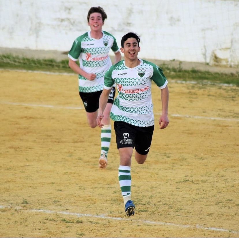 Antoniogalanba2's tweet photo. Tras un tiempo dándole vueltas, decir que dejo un gran equipo, el equipo de mi vida, el que me abrió sus puertas desde que era un niño. Y por ello siempre estaré agradecido de todo lo que hicieron por mí. No es un Adiós, es un hasta pronto. SIEMPRE UNIÓN!💚🤍 https://t.co/2hQ0NUIi9T
