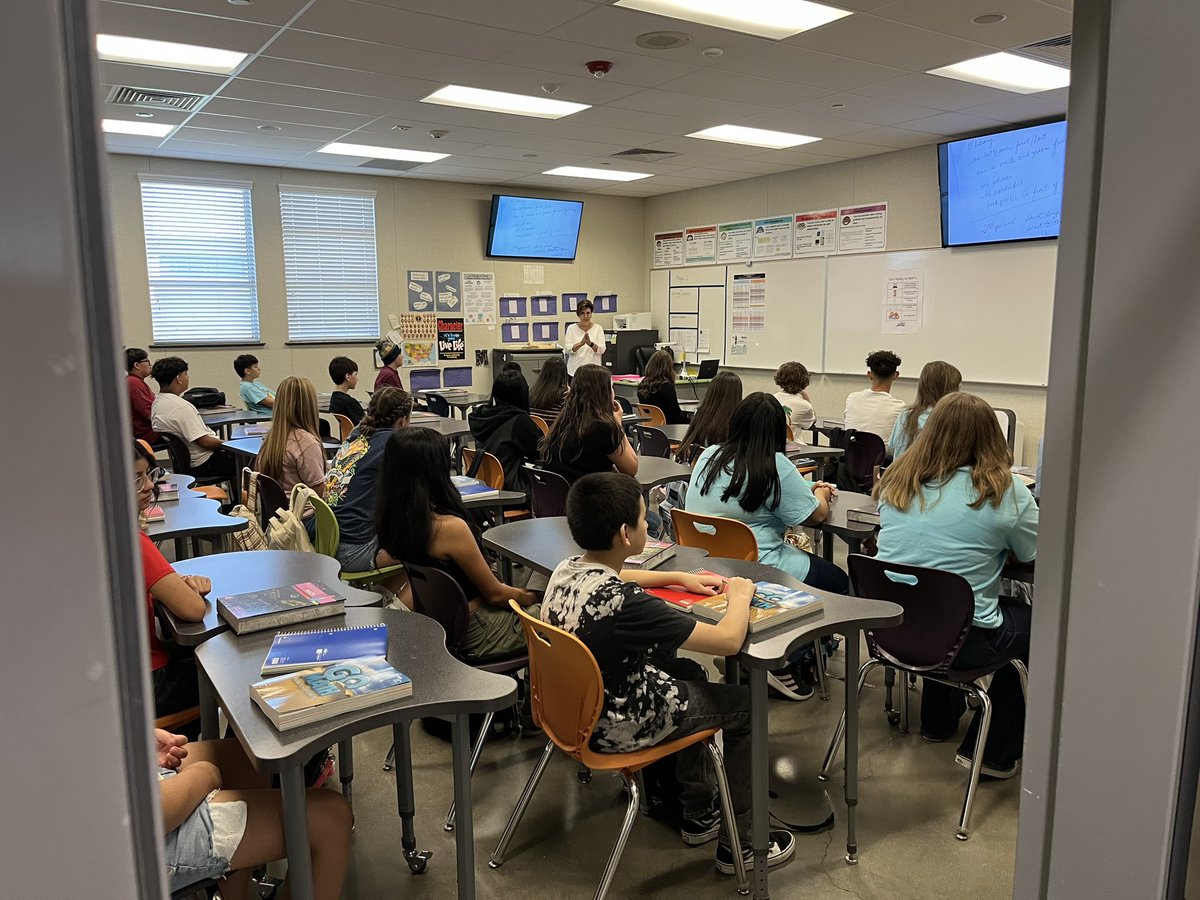 BreannePhillips's tweet photo. Best first day ever! Today VUSD welcomed back over 30,000 students. My heart is full! #VisaliaUSD #IAMVUSD https://t.co/ZgmR8o9I0C