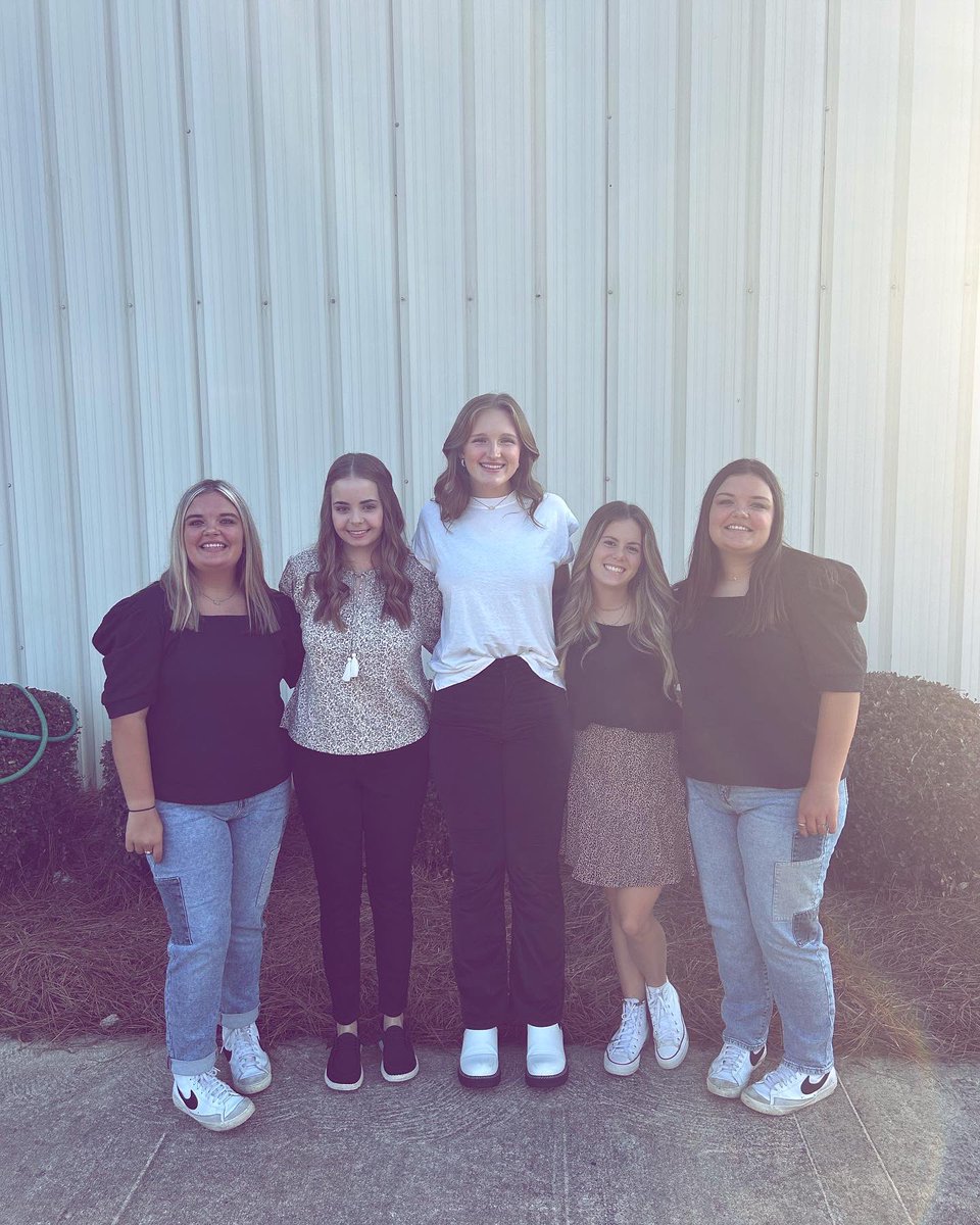 apope_11's tweet photo. Last first day of high school!! Senior year has started!!! https://t.co/Eq8Zp5BLwy