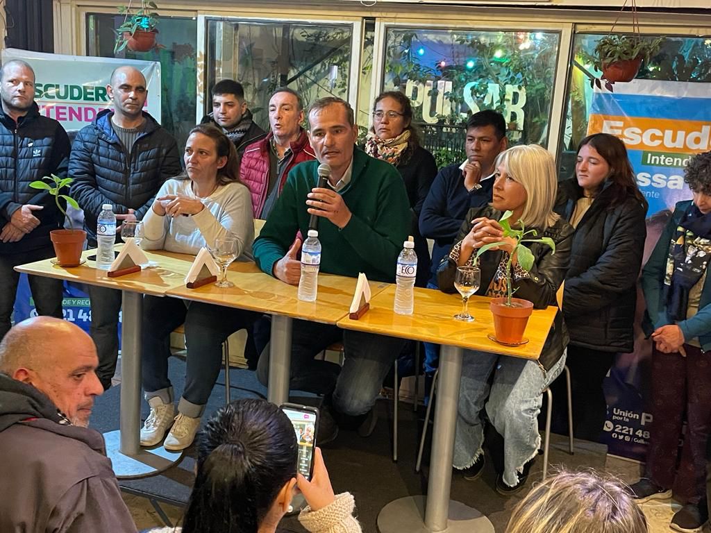 <a href="/GuilleEscudero/">Guillermo Escudero</a> : "La única manera de ganarle al macrismo en #LaPlata es que la Lista 6 triunfe en la interna de <a href="/unionxlapatria/">Unión por la Patria 🇦🇷</a> - Info Blanco Sobre Negro infoblancosobrenegro.com/nota/97832/esc… <a href="/ConstanzaPered5/">Constanza Pereda</a> <a href="/MUPLaPlata/">MUP La Plata</a> <a href="/OscarVaudagna/">Oscar Vaudagna</a> <a href="/kociancich/">María Silvina Kociancich</a> <a href="/MUPArgentina/">MUP Argentina</a> <a href="/OctubresPrensa/">Movimiento Octubres Organización Peronista</a> <a href="/FredoUdovicich/">Fredo Udovicich</a>