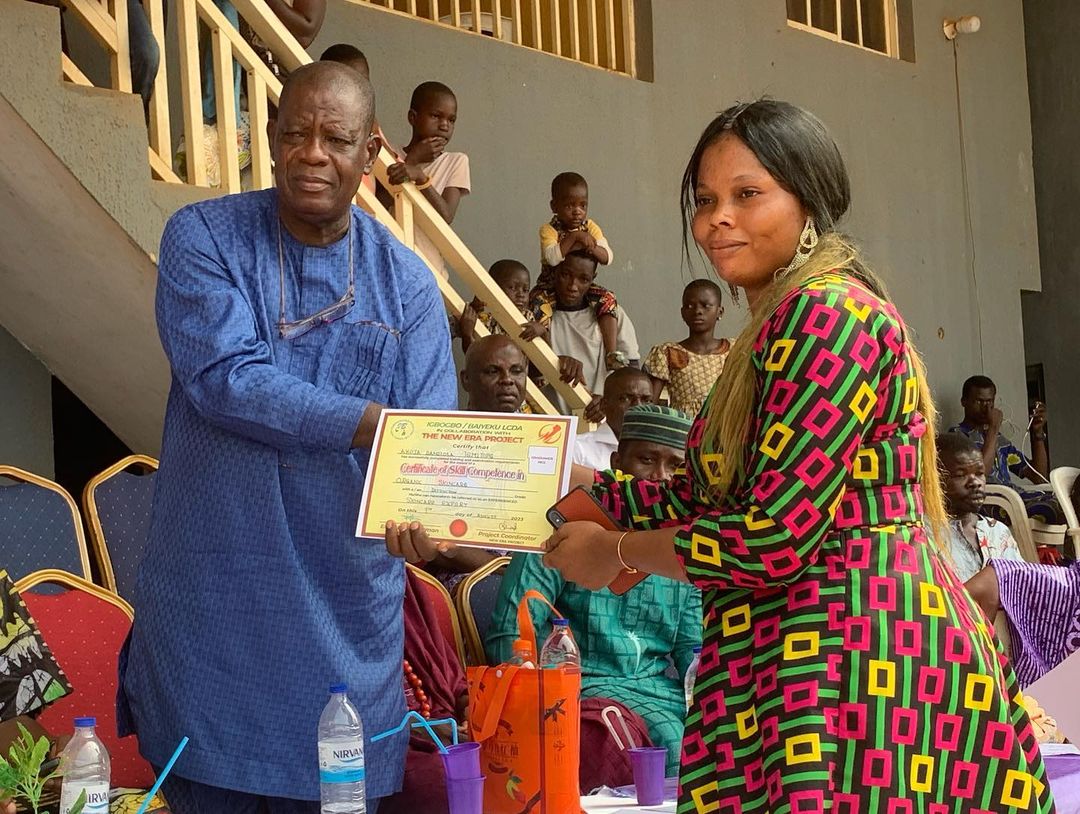 OlusesanDaini's tweet photo. Yesterday, I was delighted to see residents of Igbogbo/Baiyeku LCDA graduate from the 3 week intensive skill training on catering, home essentials, hairdressing, tailoring, skincare products, make up and gele, among others skills initiated by our administration. https://t.co/eNeV7YxCic