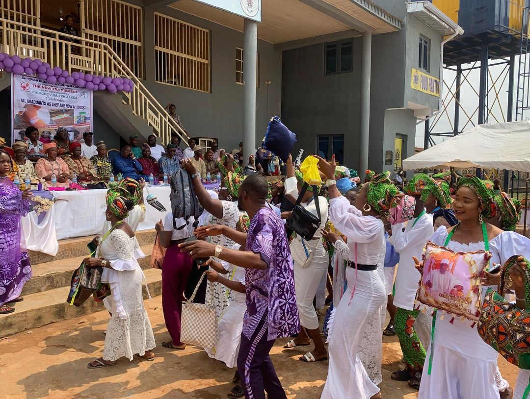 OlusesanDaini's tweet photo. Yesterday, I was delighted to see residents of Igbogbo/Baiyeku LCDA graduate from the 3 week intensive skill training on catering, home essentials, hairdressing, tailoring, skincare products, make up and gele, among others skills initiated by our administration. https://t.co/eNeV7YxCic