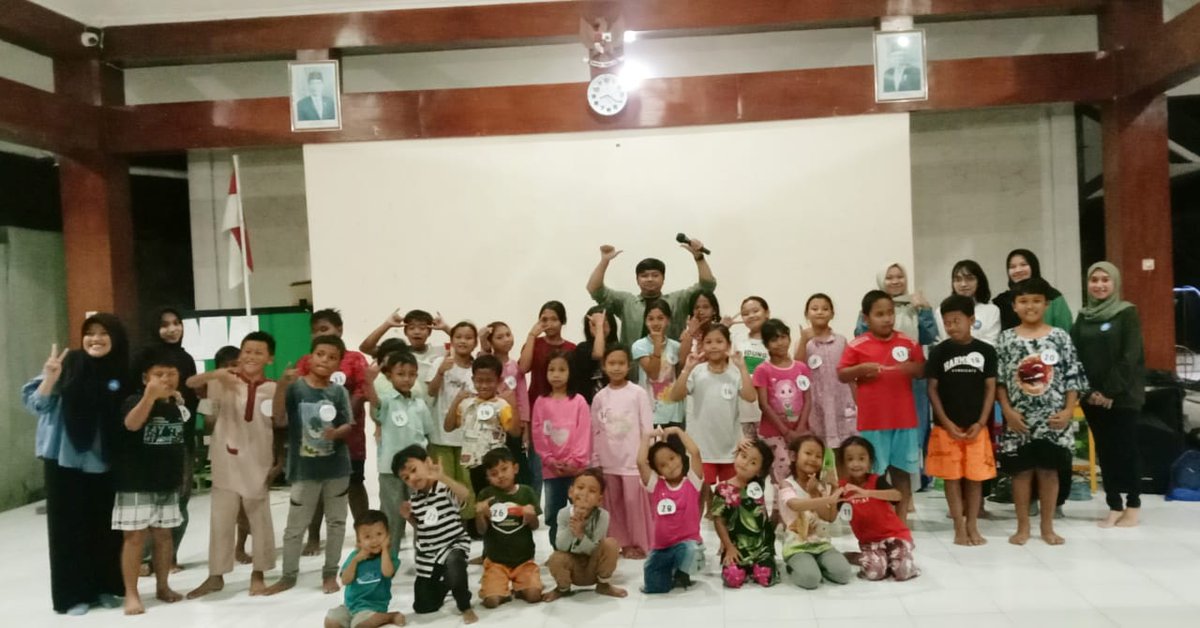 Taman Cerdas Gandekan selalu ramai dengan anak-anak yang grmar belajar. Orangtua bahkan ikut mengantar anak-anak belajar. Merekalah masa depan Indonesia