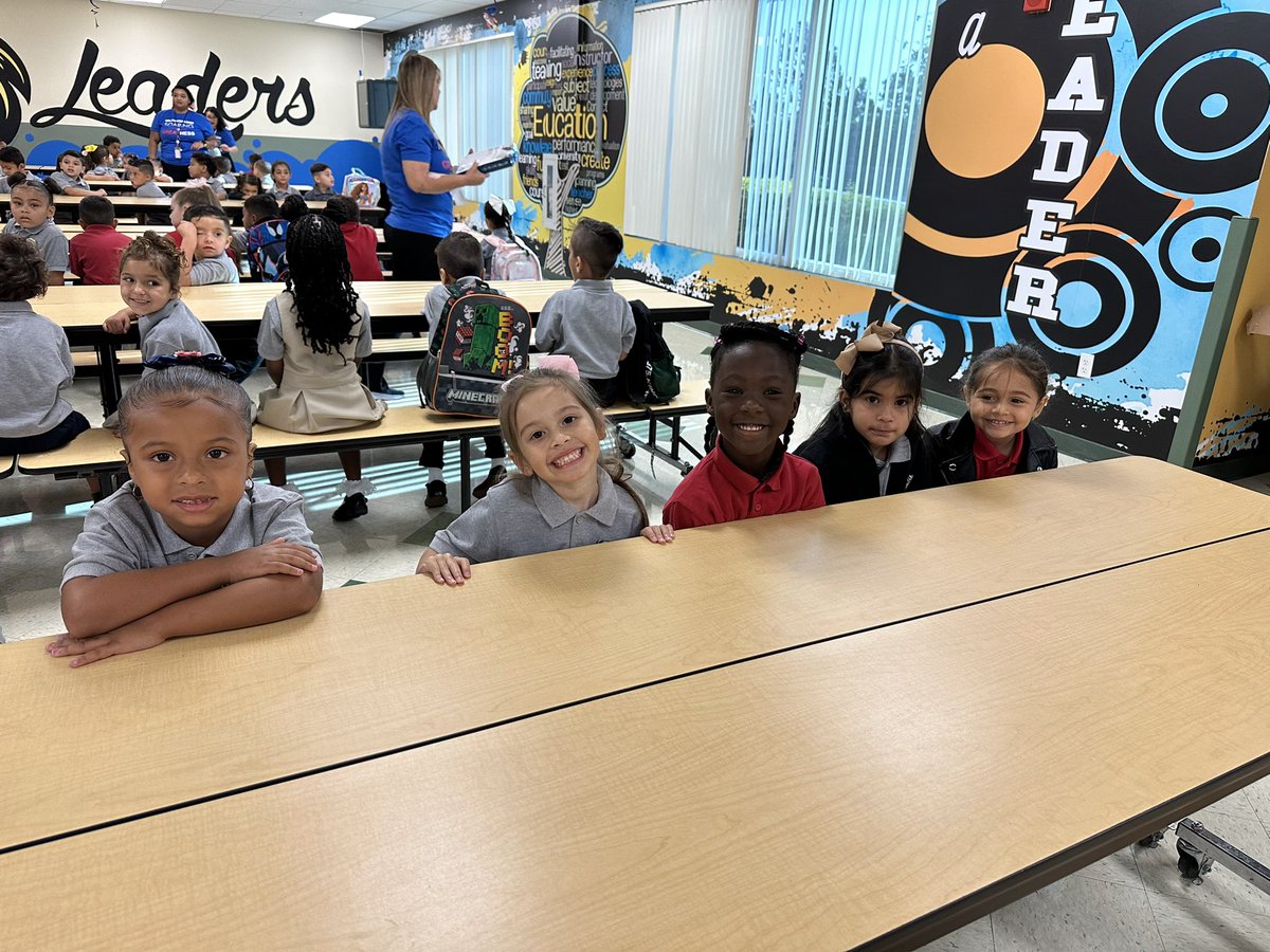 CSUSA_MLs's tweet photo. Great first day of school @LionsGoldenrod and Renaissance Academy of Arts and Sciences! #csusaproud @CSUSAhq @drdchristiansen @EddieRuiz531 https://t.co/mxZLySkCVC