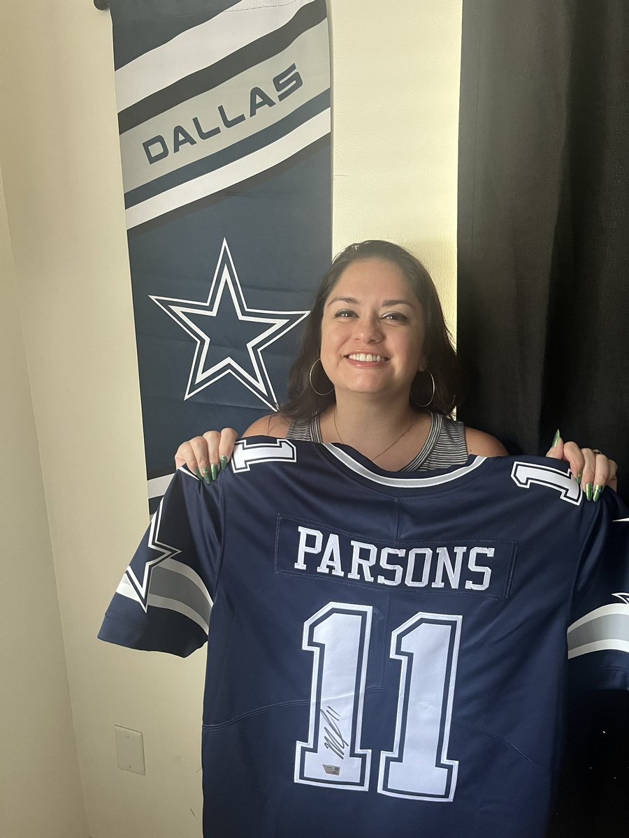 rlmarti88's tweet photo. My fiancé surprised me with the most amazing gift! Yes- I needed a photo shoot before we frame it. @dallascowboys @MicahhParsons11 So ready for this season! #DallasCowboys https://t.co/c6ViObPH2h