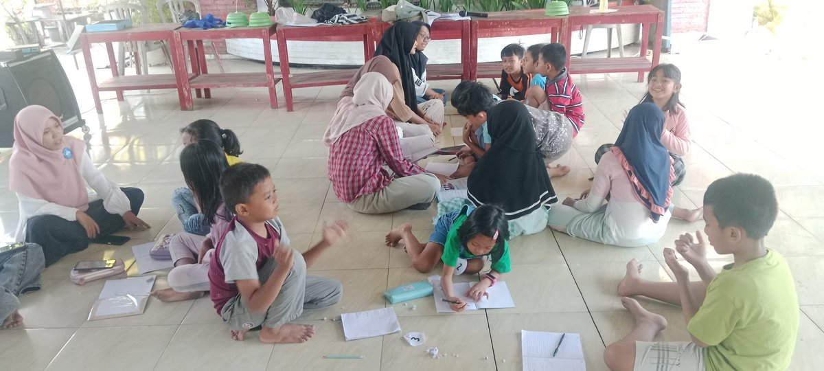 Taman Cerdas Mojosongo. Anak -anak sangat gemar belajar. Bahkan mereka minta PR