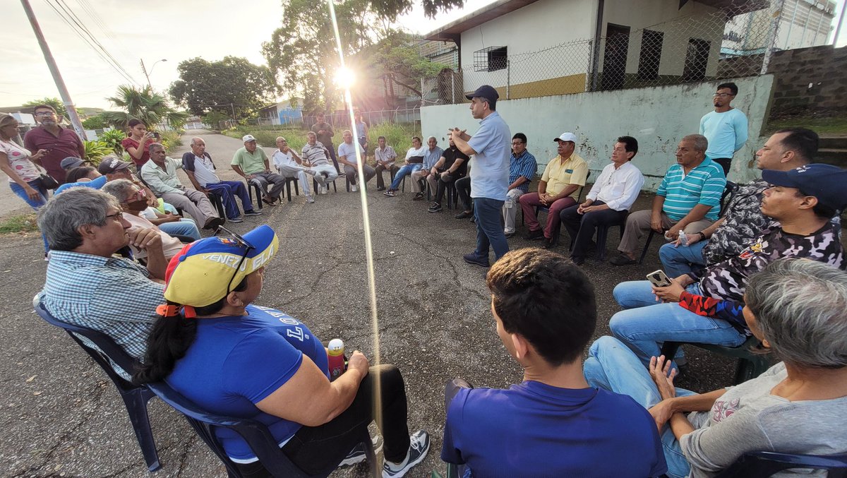 PieroMaroun's tweet photo. Por cada obstáculo, más compromiso de nuestra parte. Por cada trago amargo, más esperanza en DIOS. Por cada comunidad que visitamos, más vecinos sumándose al cambio y prosperidad. Hoy en sector 23 de Enero, Maturín. #DemosElPrimerPaso🇻🇪 #RecorriendoMonagas https://t.co/tQAbYuRNNv