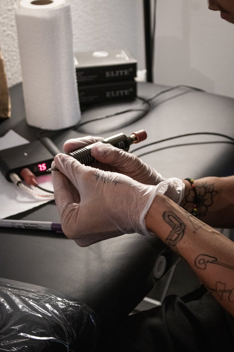 lino_Vateur's tweet photo. Photo shoot d’une ptite session tattoo
#flashtatt
Et si @JosmanOG passe par là mdrrr faut qu’il ouvre bien les yeux 👁️👁️✨ https://t.co/68ENraufWM