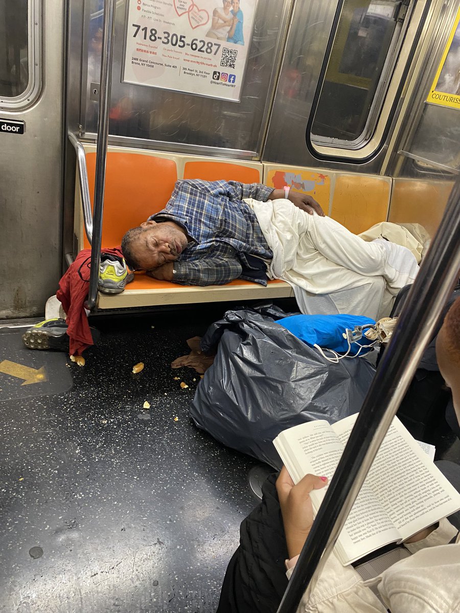 961FM's tweet photo. @MTA @NYCMayorsOffice @NYCMayor @WINSTRAFFICNYC this is everyday occurrence and we the paying public are the ones feeling it while you guys are in your in your comfortable police escorted vehicles ! #fixitplease https://t.co/KMClzXnWEZ
