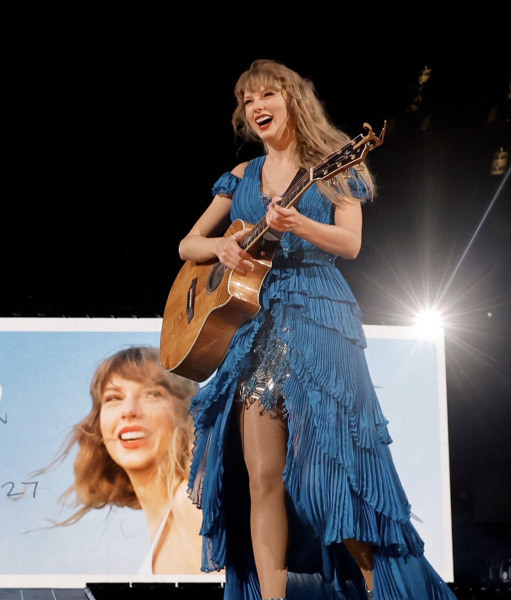 redtvtrack9's tweet photo. do we think she’ll keep the blue outfits in the rotation?? https://t.co/YkUNy6lBJR