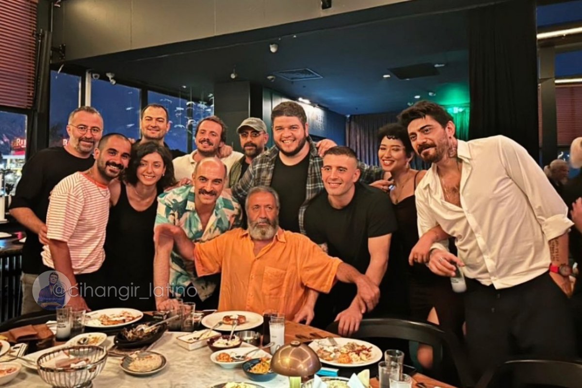 Ceyhan Cihangir junto al equipo de la película Dengeler. 'The last cut' ❤️‍🔥🎞 #CihangirCeyhan #Dengeler