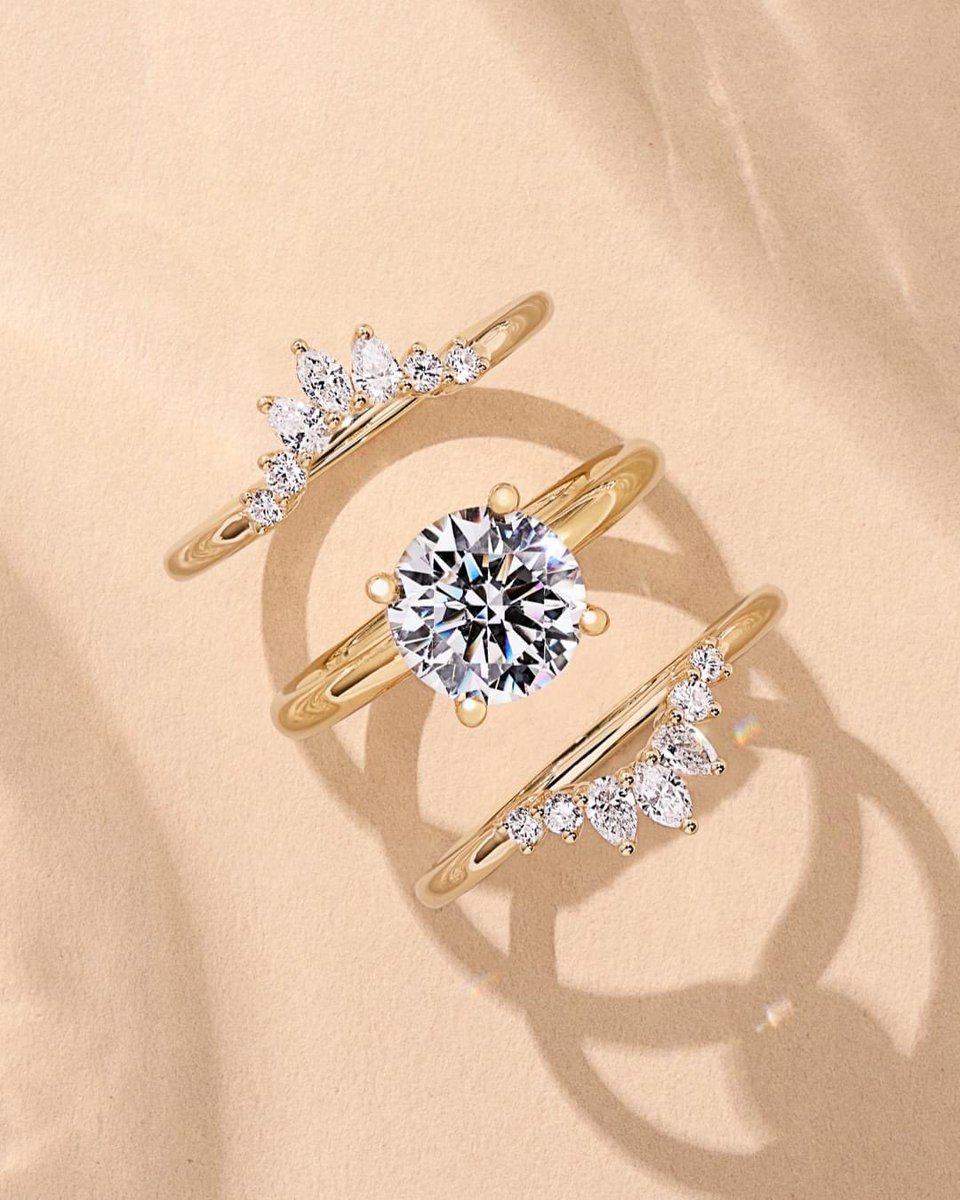 ✨​​​​​​​​​​​​​​​​​​Stack up curved bands for a beautiful, bold bridal set.

(Style: S2393, B0104)
