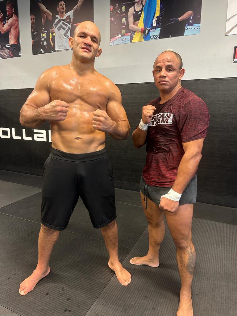 junior_cigano's tweet photo. Desvia ai que a porrada está chegando.
O que é pior…
Jab no boca, no olho ou no nariz? 
🤔
#gamebred #8desetembro #jds 
.
Dodge it if you can, the punch is coming. 
#september8th #gamebred #jacksonville 
Which one is worse…
Jab in the mouth, eye or nose? https://t.co/pKb5iKD9da