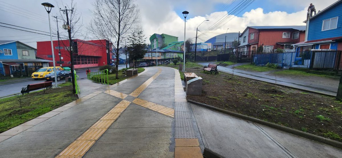 Juaneduardoconc's tweet photo. ¡ NUEVA PLAZA  !!

Hoy junto a nuestros equipos técnicos de #Secplan recorrimos la #NuevaPlaza #VillaChiloé. Se revisaron los detalles faltantes antes de su entrega oficial e inauguración con los dirigentes del sector y la comunidad. https://t.co/XHKaYFeL4g